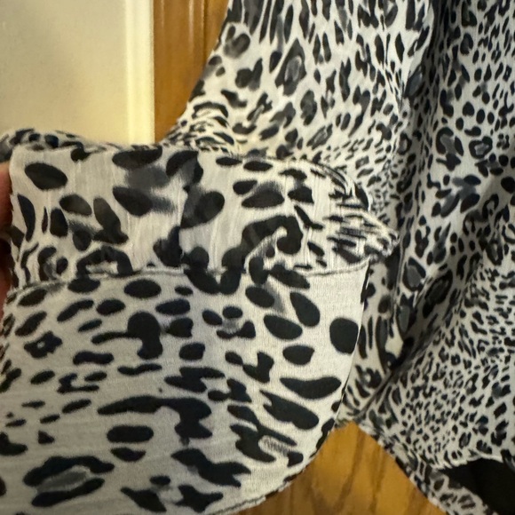 Woman’s Avenue Leopard Button up or Open Blouse. Size 18/20 Ruffle Top. - Picture 10 of 11